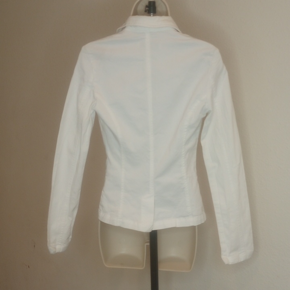 Zara White Blazer with Notched Lapel and Tailored Fit - Picture 2 of 12